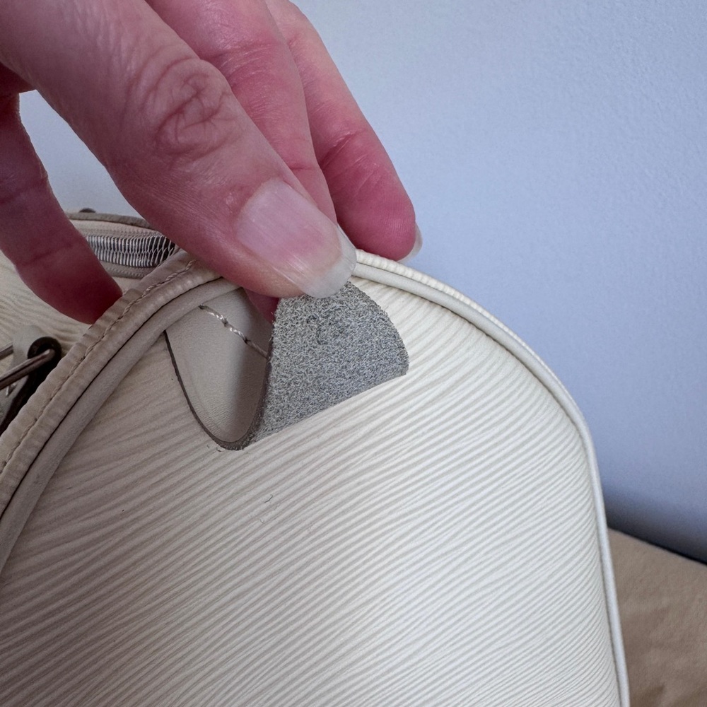 Authentic Louis Vuitton Speedy 25 White Epi Leather - Picture 11 of 16